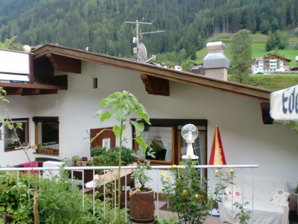 Blick auf die Terrasse von Zimmer 205 Apart Fortuna