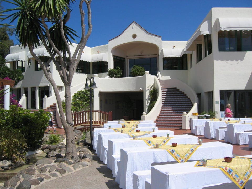 Restaurant mit Osterbüffet vor dem Eingang ROBINSON ESQUINZO PLAYA