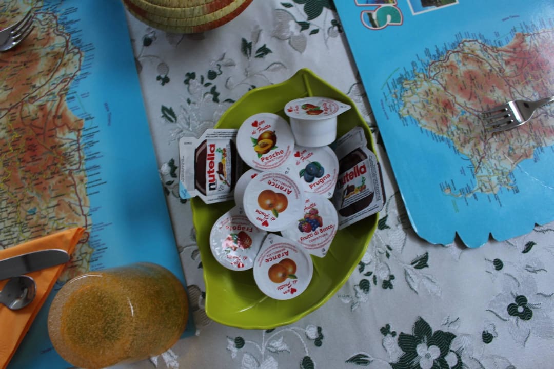 Marmelade und Nutella am Tisch B&B Campo Di Farfalle