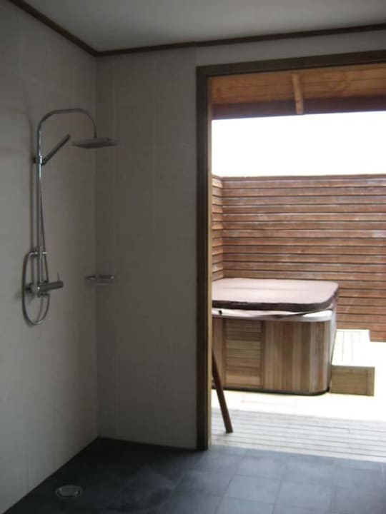 Dusche von Jacuzzi Water Villa Meeru Maldives Resort Island