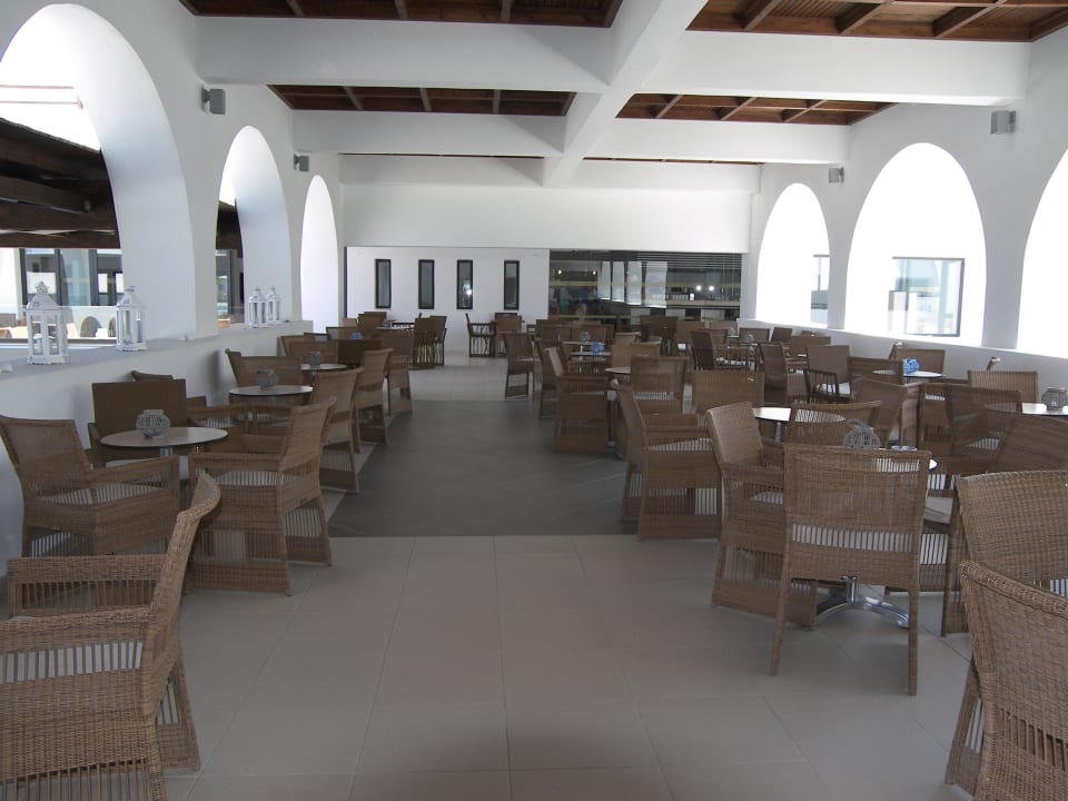 Sitzgelegenheiten oberhalb des Pools TUI BLUE Oceanis Beach and Spa Resort