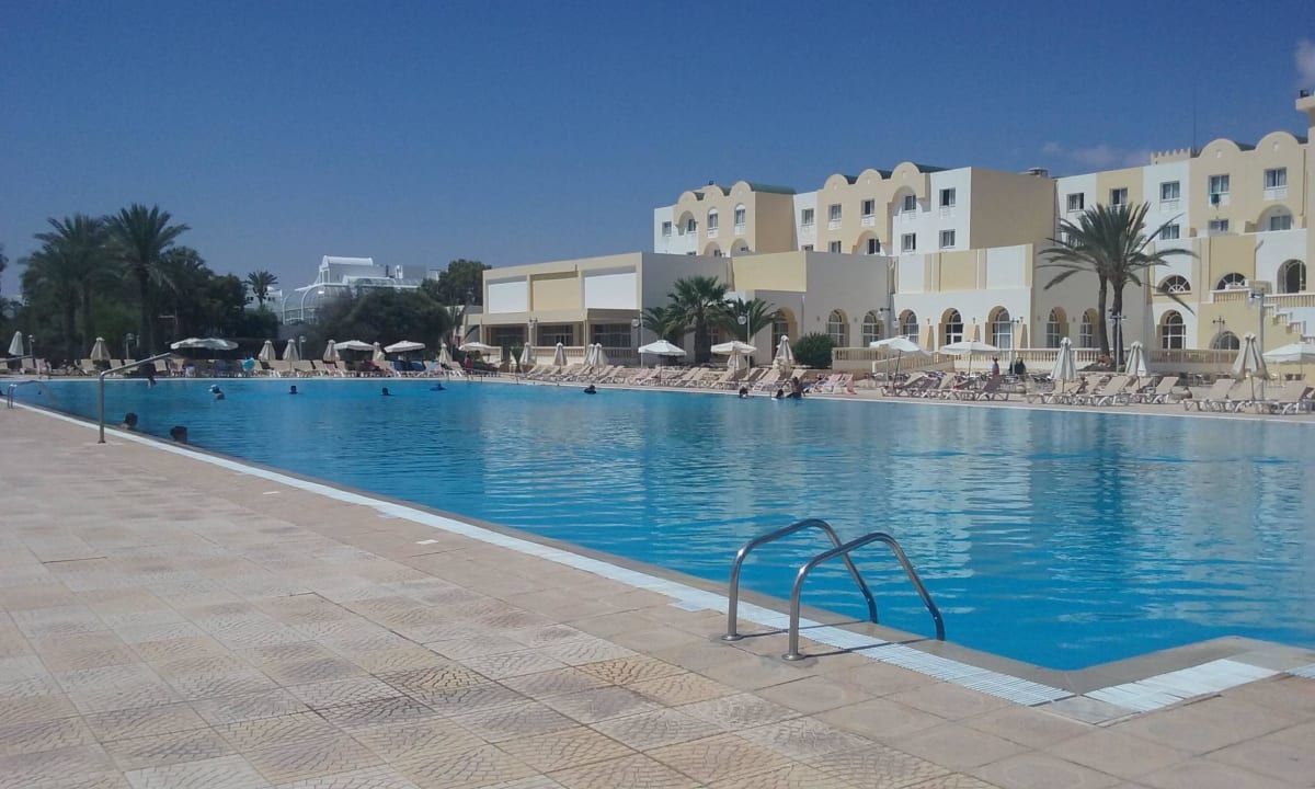 Bazén při vstupu z pláže Djerba Castille