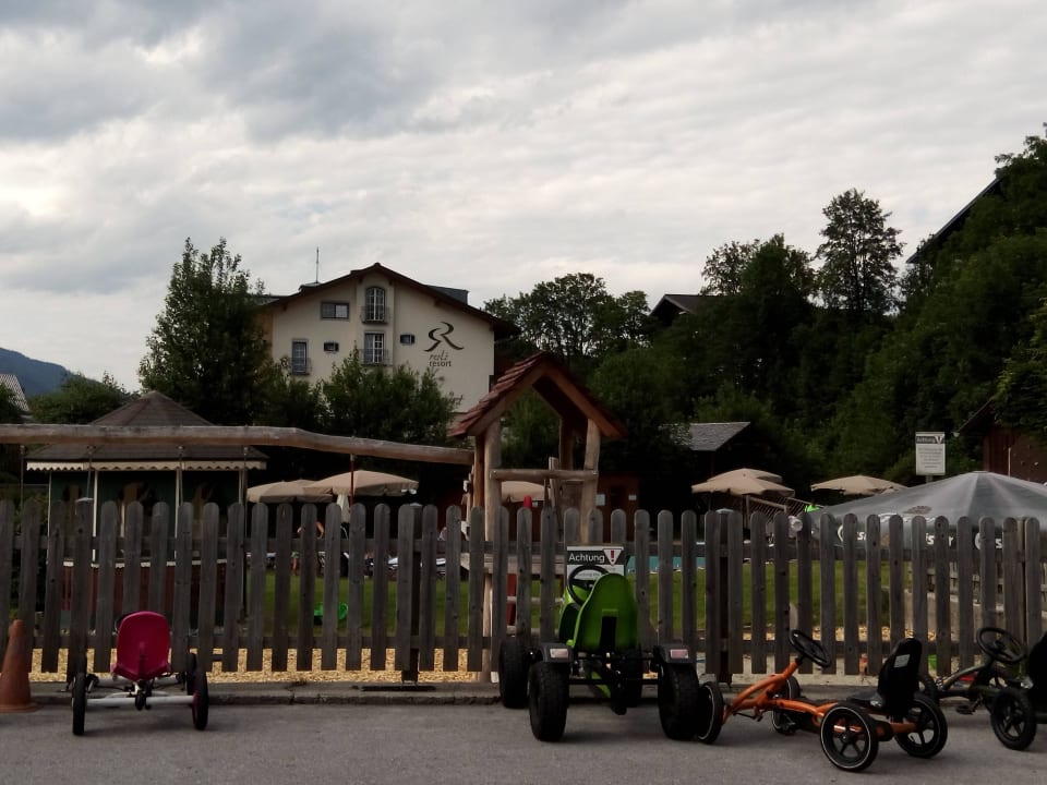Spielplatz mit Pool im Hintergrund RESL RESORT