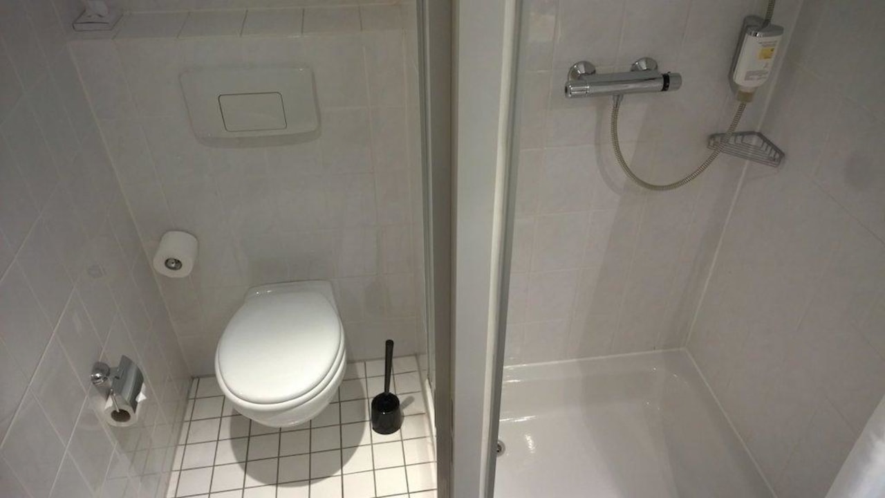 Bad: Links WC, rechts Dusche Median Hotel Hannover Messe