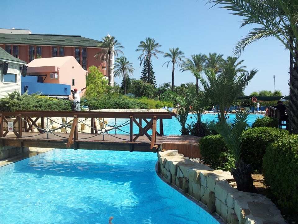 Activity-Pool mit Brücke zur Insel-Bar AQI Pegasos Resort