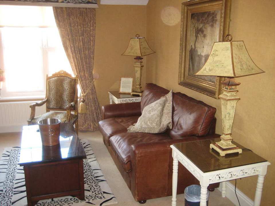 Der Wohnraum der Suite Castle Hotel