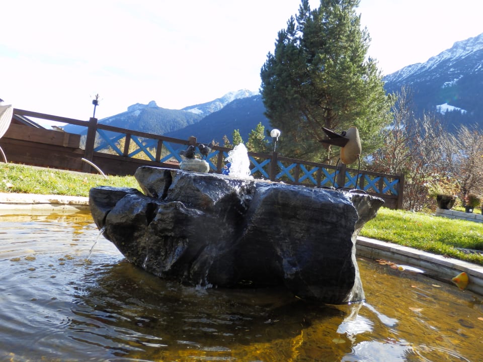 Wunderschöner Brunnen im Garten Familotel Bavaria