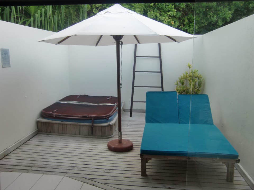 Offenes Badezimmer mit Jakuzzi Meeru Maldives Resort Island