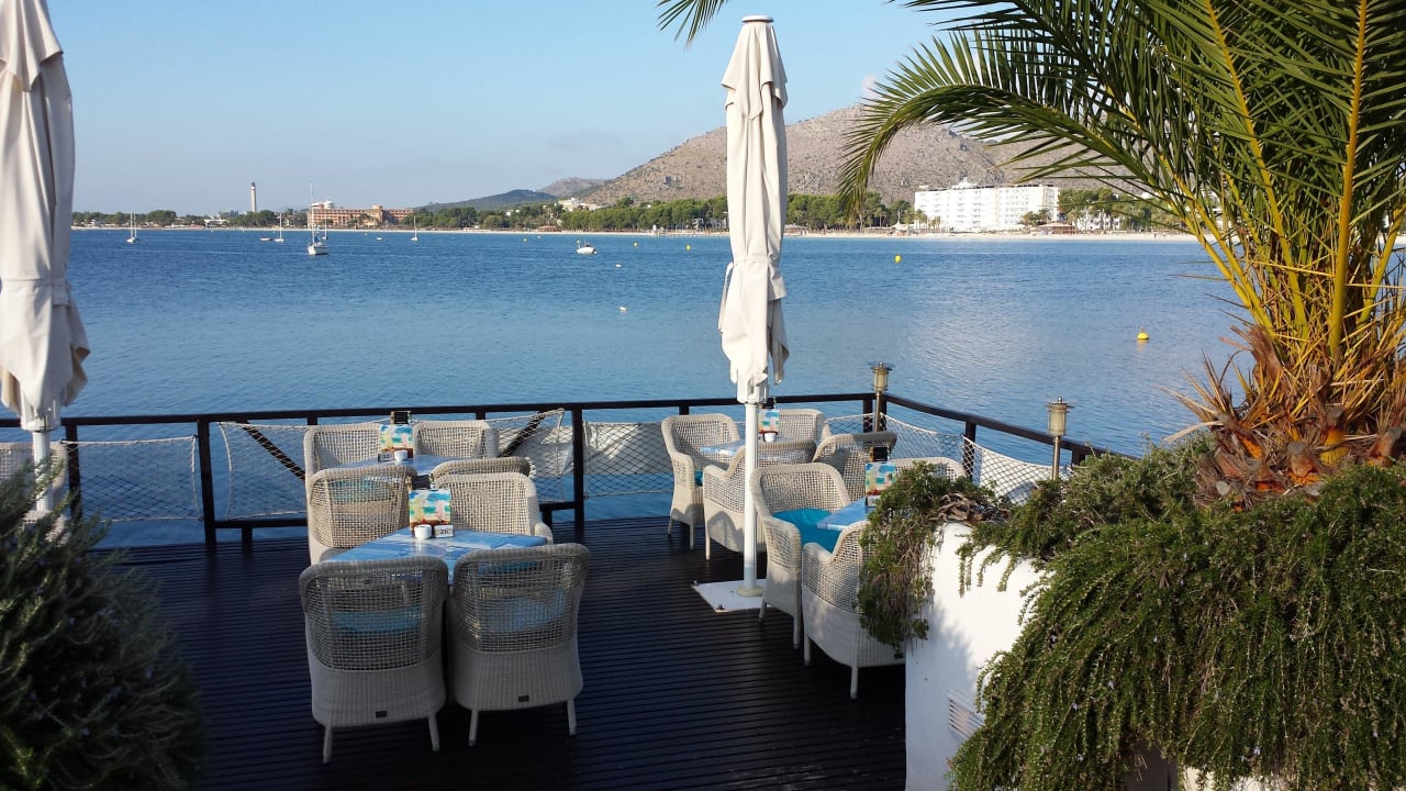 Sitzbereich über dem Wasser an der Bar! Alcudiamar Marina Residence