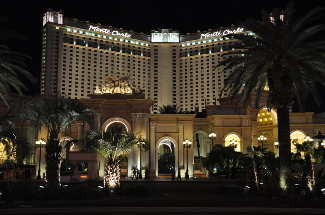 Außenansicht vom Strip bei Nacht Park MGM Las Vegas