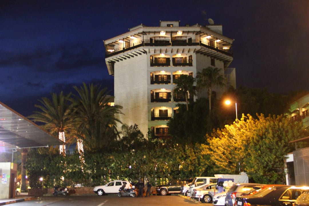 Turm mit Eingang Hotel Parque Tropical
