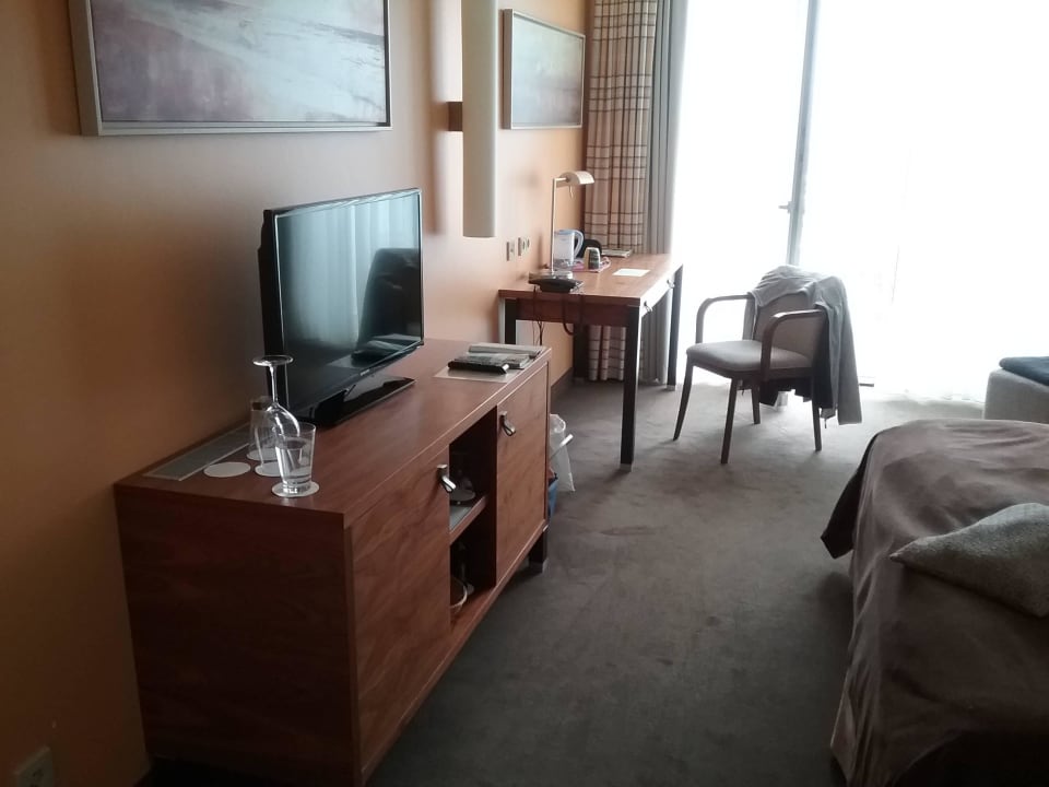 Fernseher mit Sideboard und Schreibtisch Lindner Hotel Boltenhagen, part of JdV by Hyatt