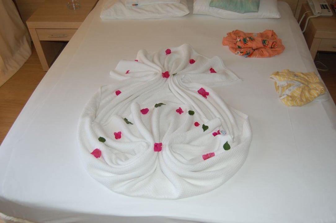 Kunst beim Betten machen Hane Family Resort