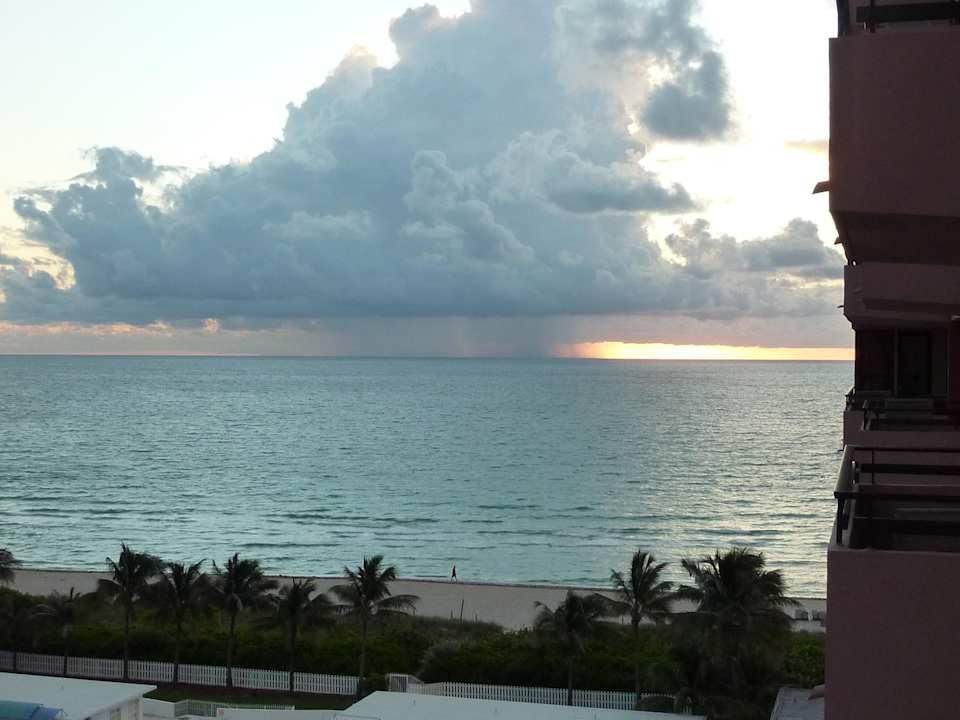 Blick vom Balkon zum Strand Hotel Alexander All Suite Oceanfront Resort