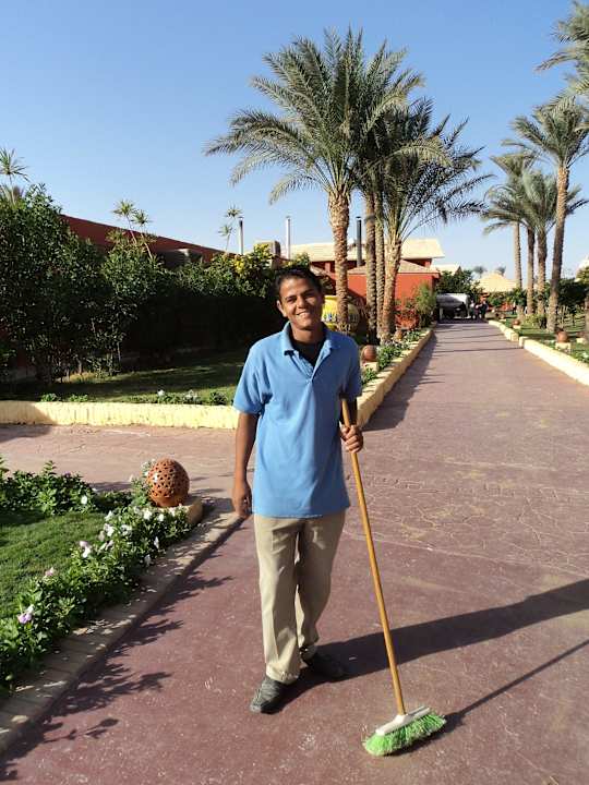 Ein sehr fleißiger Mann Pickalbatros Alf Leila Wa Leila Resort - Neverland Hurghada