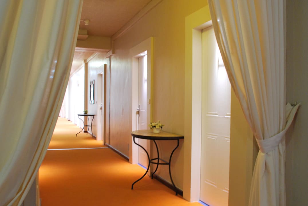 Couloir distribuant les chambres Hotel Castel Luberon