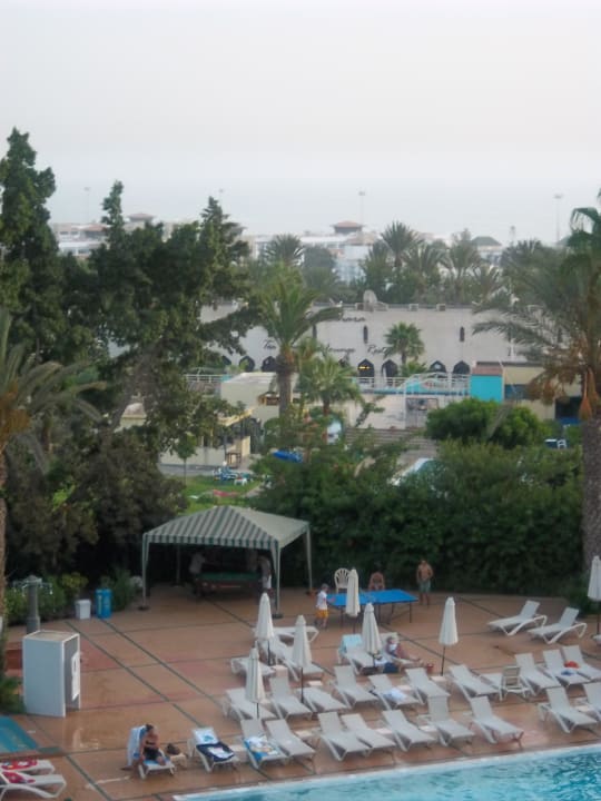 Blick auf die Poolliegen Hotel Argana