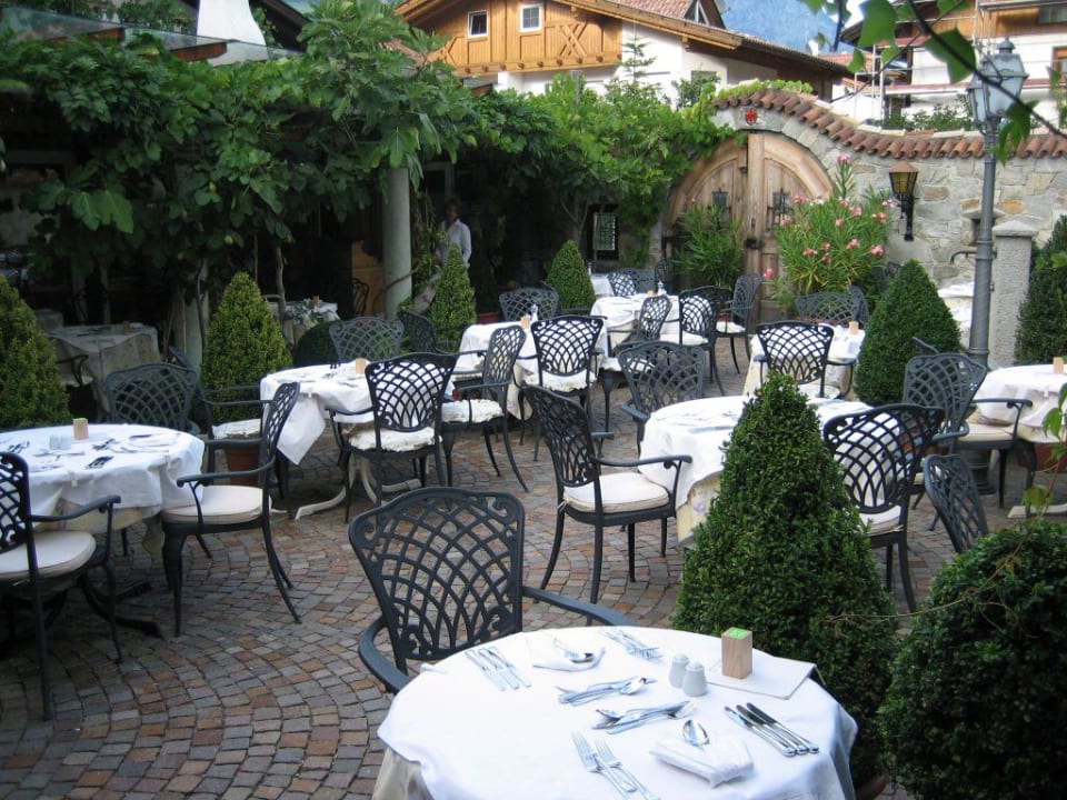 Gedeckte Tische im Innenhof Vitalpina Hotel Schulerhof