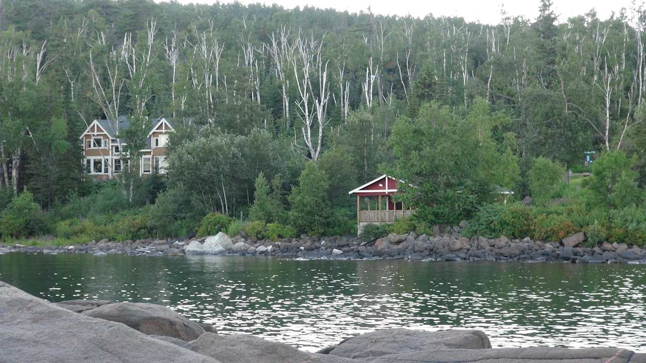 Mickeys Fish House von gegenüber Cove Point Lodge