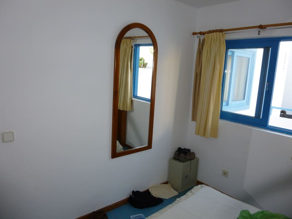 Schlafraum 1 mit Tresor Aparthotel Costa Mar