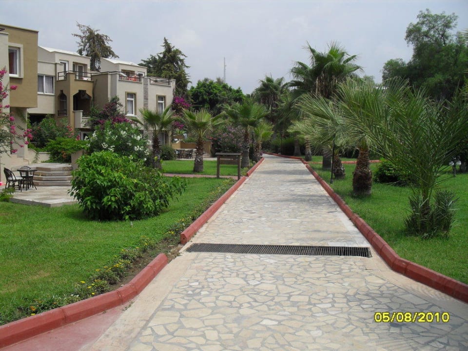 Ein Blick in die weitläufige Gartenanlage Mira Meridia Beach Hotel