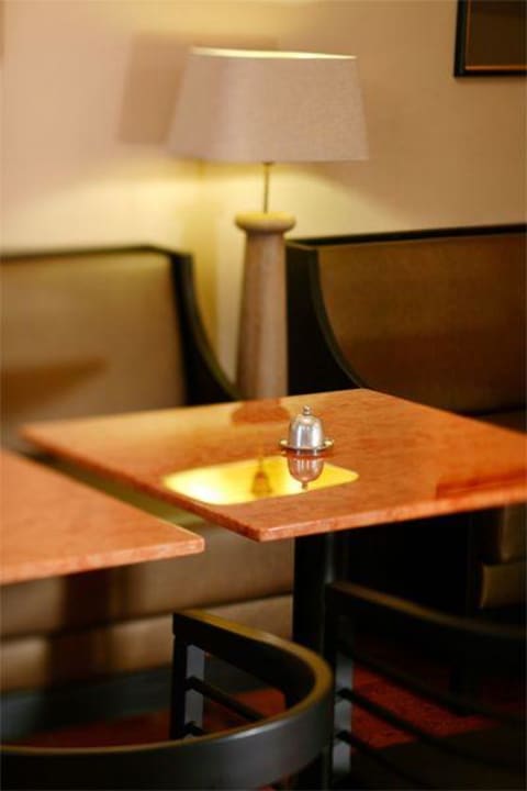 Bar Hunger Wall Residence