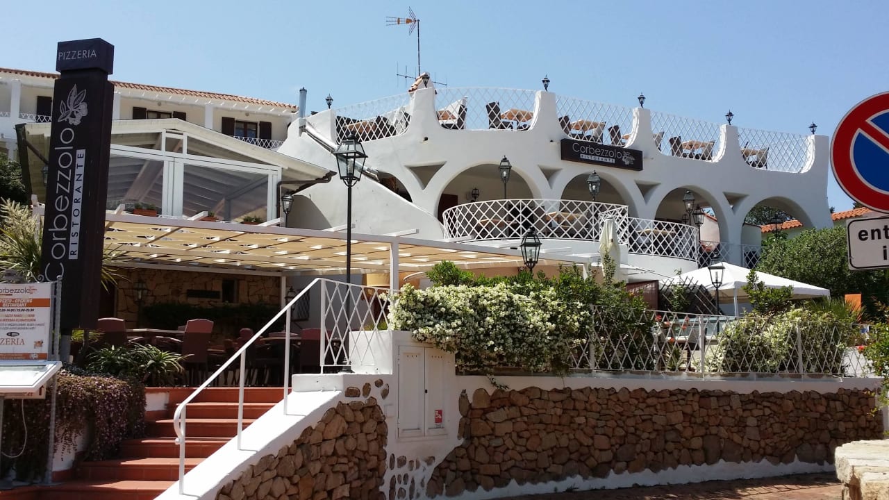 Eingang zum Restaurant von der Strassenseite aus Hotel Mon Repos