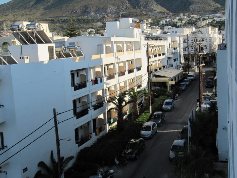Straße vor dem  Hotel Glaros Beach Hotel