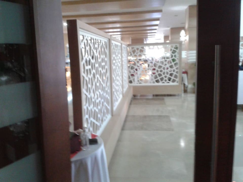 Jetzt geht es zu der rechten Tür rein Adalya Ocean Deluxe