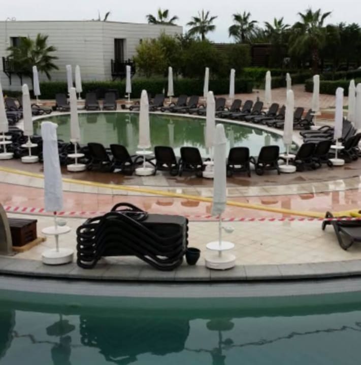 Pool nach Regen "gekippt" Sherwood Dreams Resort
