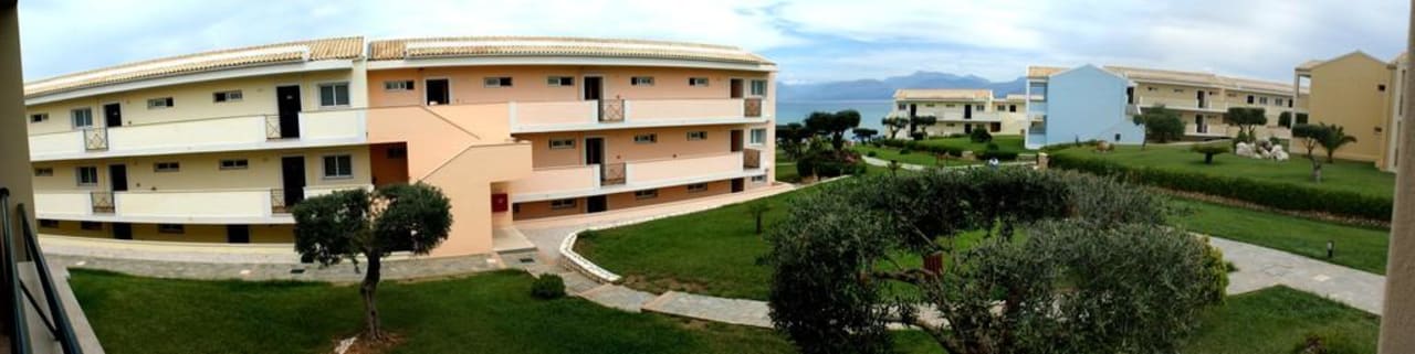 Widok na hotel, morze i Albanię Hotel Mareblue Beach