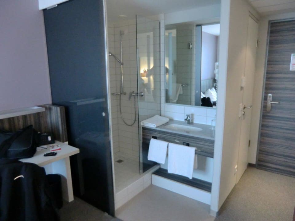 Dusche und Waschbecken im Zimmer Premier Inn Nürnberg City Nordost