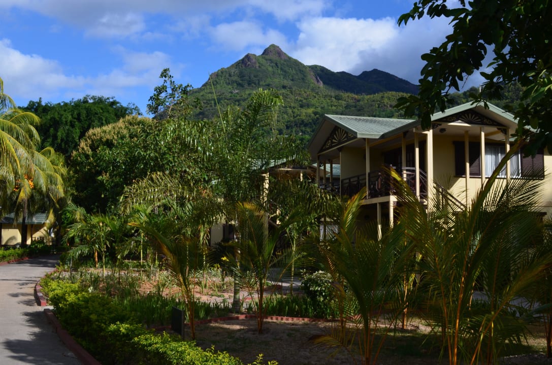 Garten bei den Chalets Berjaya Beau Vallon Bay Resort & Casino