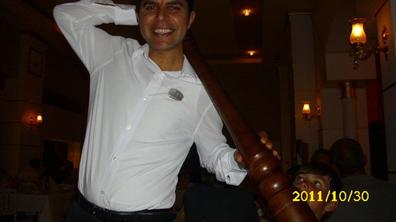 Kellner mit Riesenpfeffersträuer Voyage Belek Golf & Spa