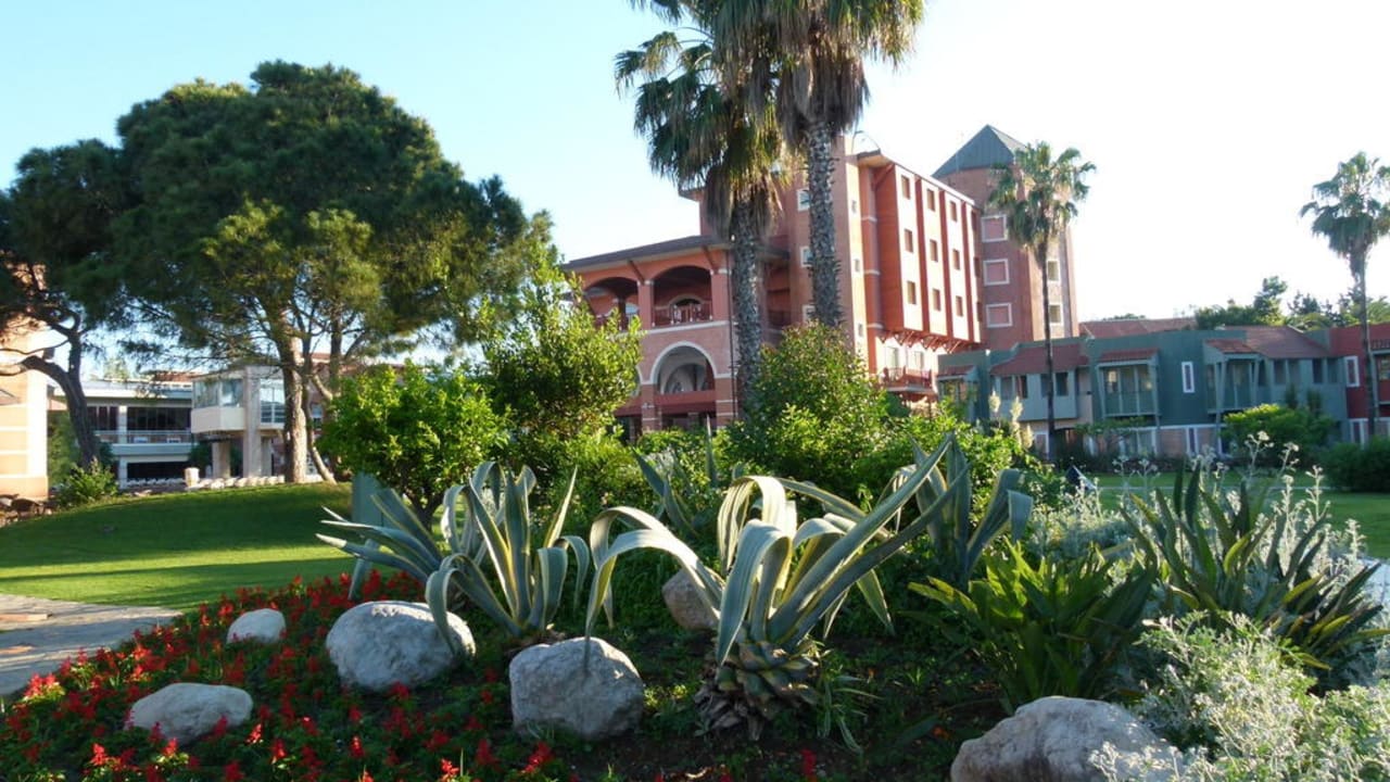 Gartenanlage mit Haupthaus Megasaray Club Belek