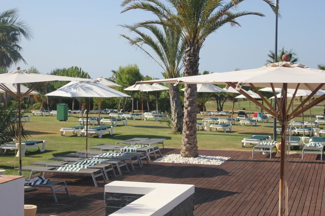 Der Pool mit Sonnenliegen ROBINSON QUINTA DA RIA