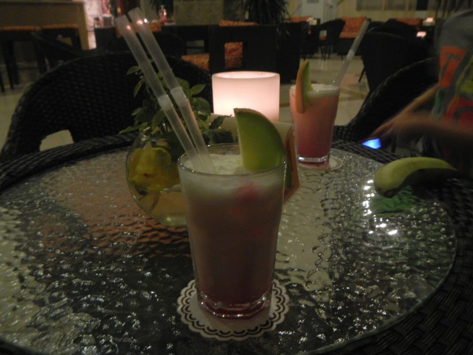 Non-alkoholischer Cocktail in der Panorama Bar Hotel Gorgonia Beach Resort