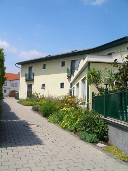 Innenhof mit Blick zum Frühstücksraum Landhaus Pannonia