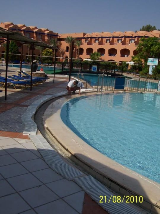 Boys immer beim Schruppen  Jaz Makadi Oasis Resort