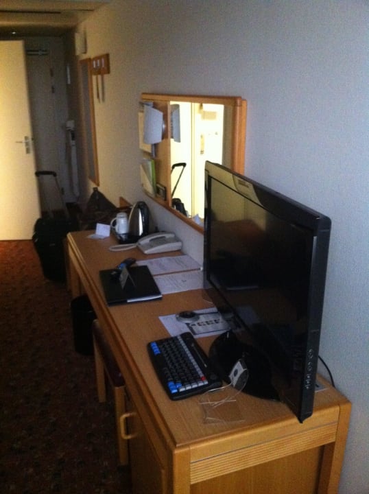 TV und Schreibtisch Park Plaza Utrecht