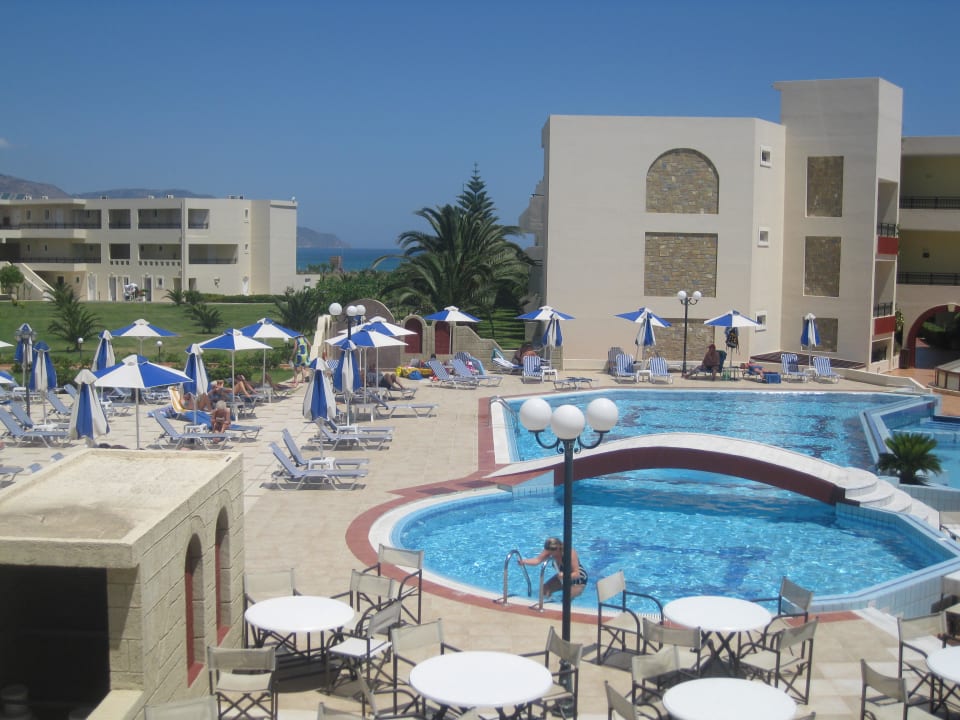 Pool mit Blick zum Meer Vantaris Palace