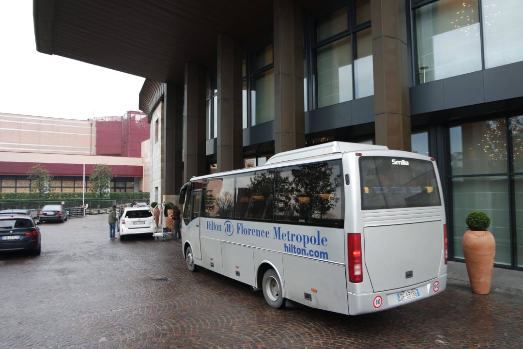 Wenn Sie diesen Bus sehen heißt es warten... DoubleTree by Hilton Florence Metropole