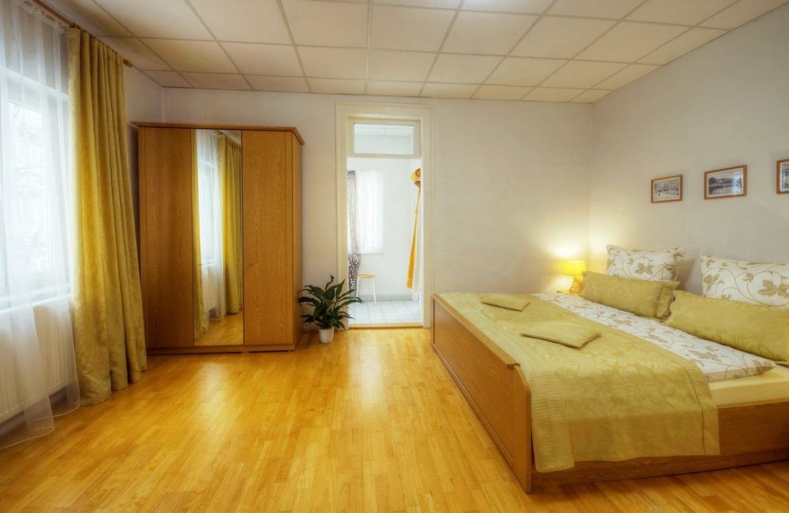 Schlafzimmer in der Ferienwohnung 2 Haus Repin