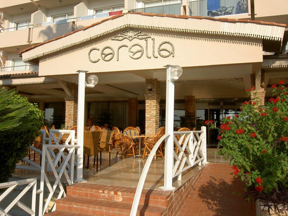 Terrasse und Hotelhintereingang Seaden Corolla Hotel