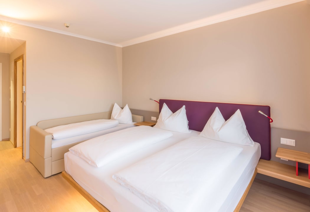 Pärchen mit 1 Kind All In Red Thermenhotel