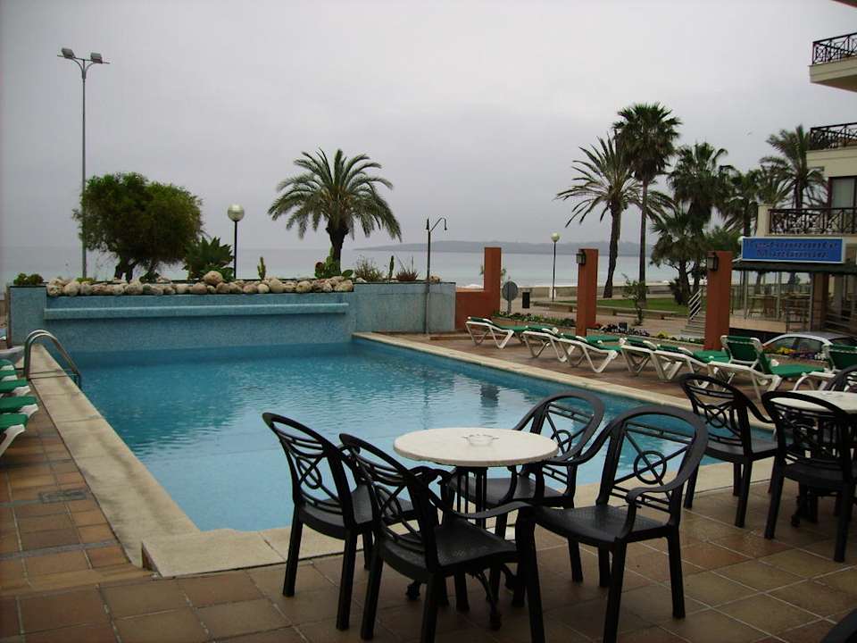 Poolansicht zum Meer gelegen BLUESEA Anba Romani