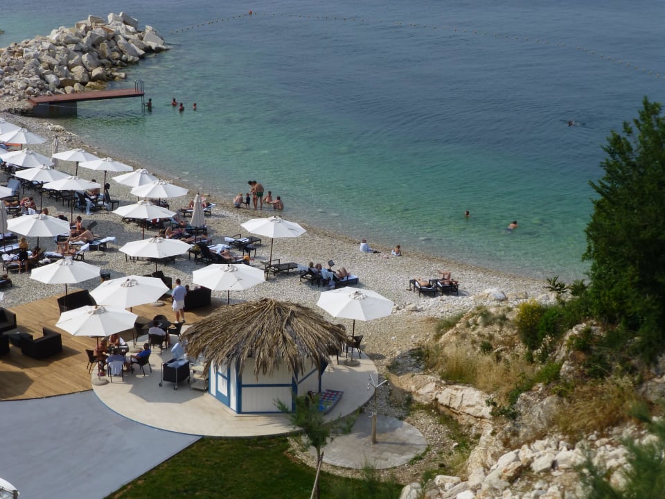 Der hoteleigene kleine Strand Kempinski Hotel Adriatic Istria Croatia