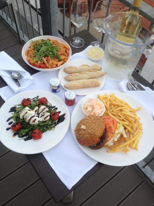 Abendessen auf dem Balkon mit Aussicht über die Stadt Flemings Selection Hotel Wien-City