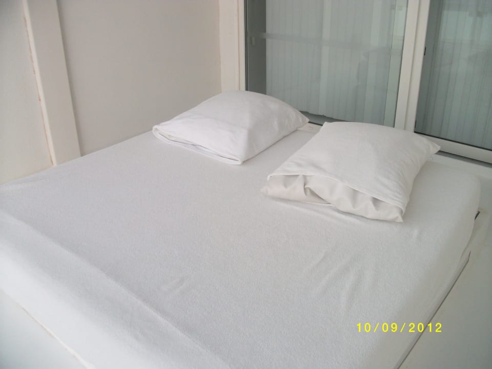 Tolles Doppelbett auf dem Balkon Hotel SU & Aqualand