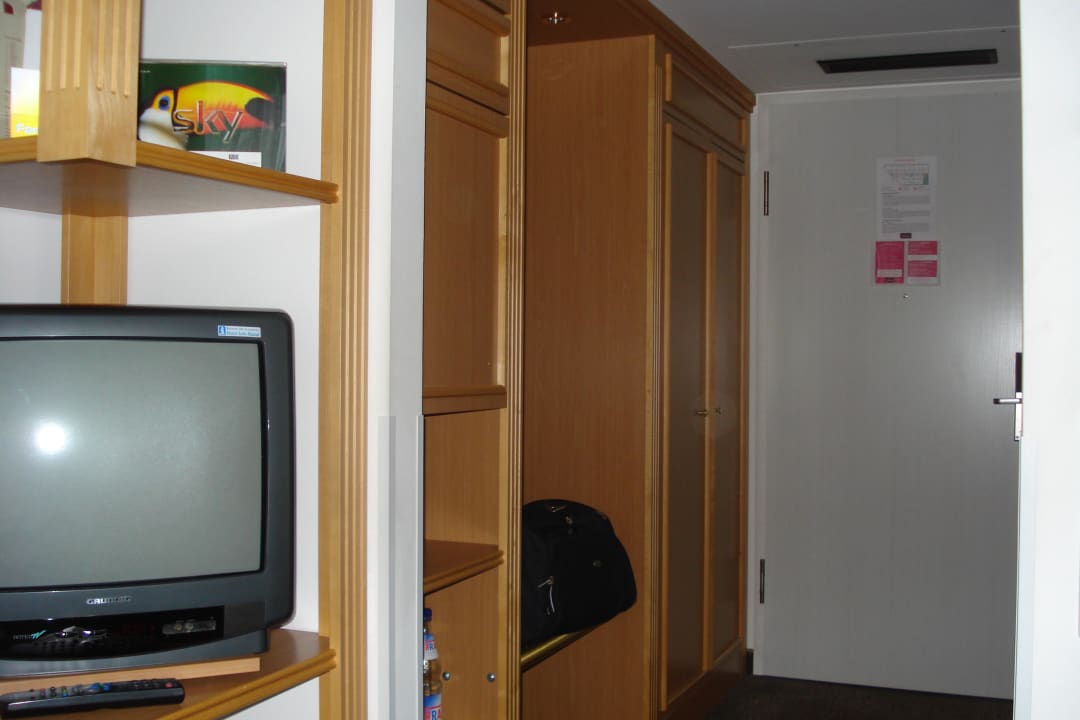 Schrank und Eingangsbereich Mercure Hotel Berlin Tempelhof